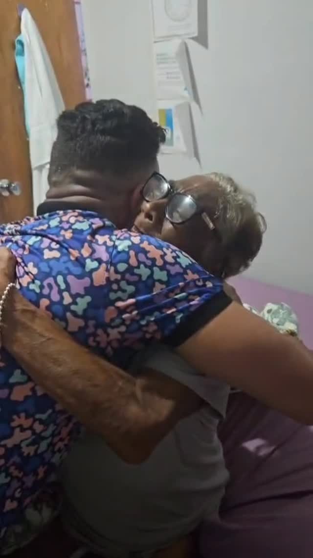 Alex abrazando a una señora en el estudio