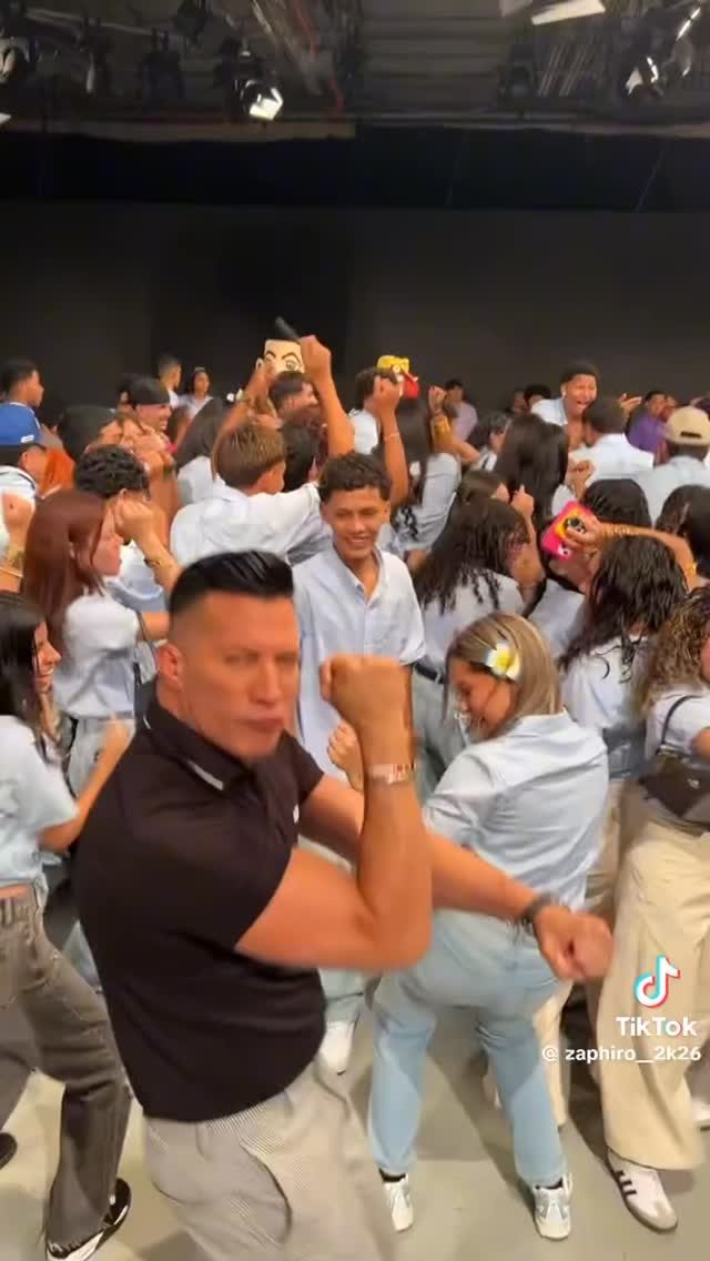 Alex bailando con el público del estudio