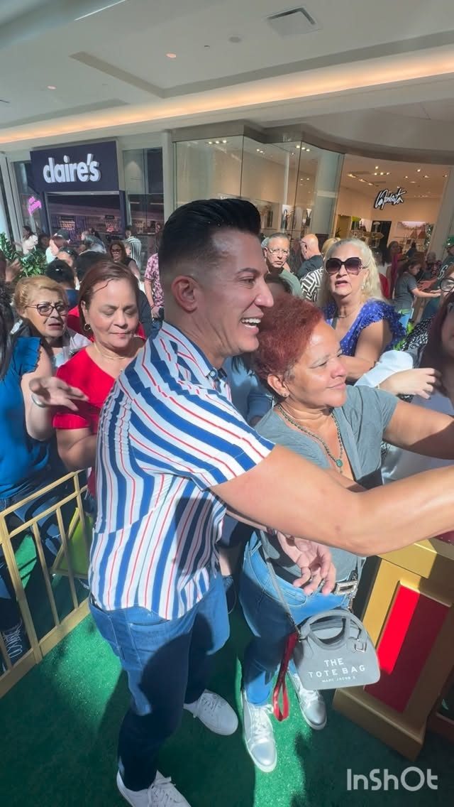 Alex con el público en Plaza del Caribe, Ponce