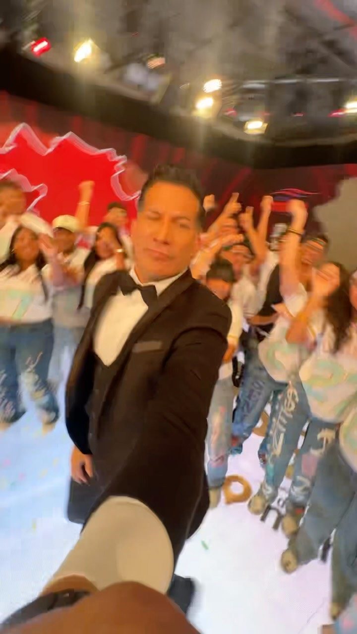 Alex con el público del estudio